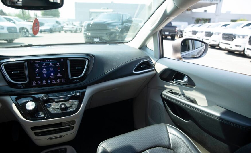 2018 Chrysler Pacifica Hybrid Limited P585809A