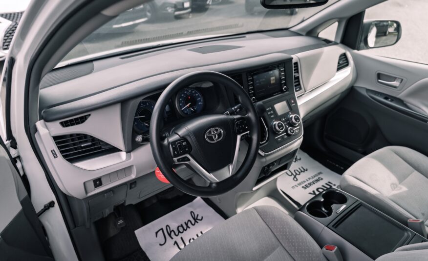 2018 Toyota Sienna LE 8-Passenger LC2552