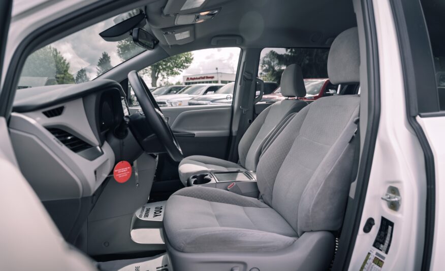 2018 Toyota Sienna LE 8-Passenger LC2552