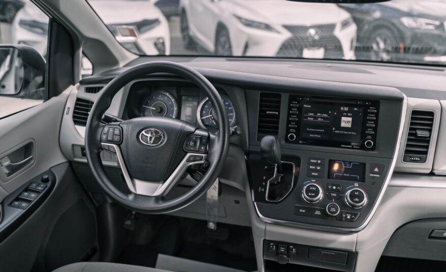 2018 Toyota Sienna LE 8-Passenger LC2552