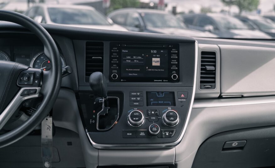 2018 Toyota Sienna LE 8-Passenger LC2552