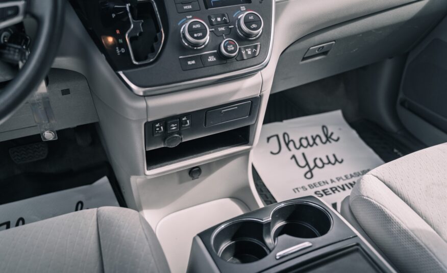 2018 Toyota Sienna LE 8-Passenger LC2552