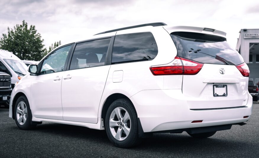 2018 Toyota Sienna LE 8-Passenger LC2552