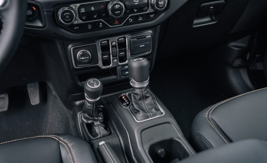 2025 Jeep Wrangler Sahara S582820