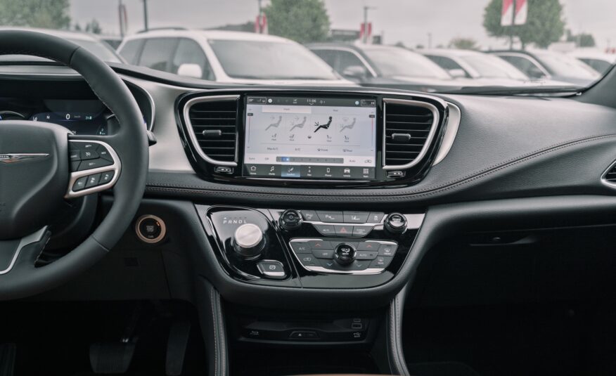 2024 Chrysler Pacifica Hybrid Pinnacle R109031