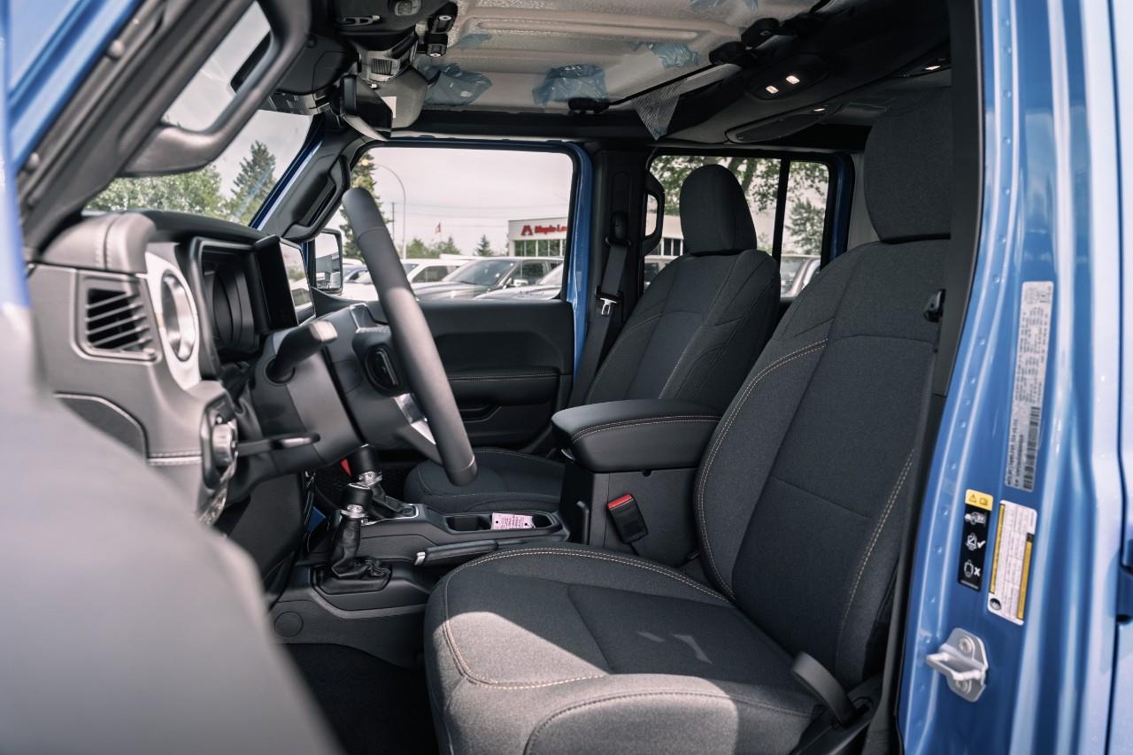 2025 Jeep Wrangler Sahara S564325