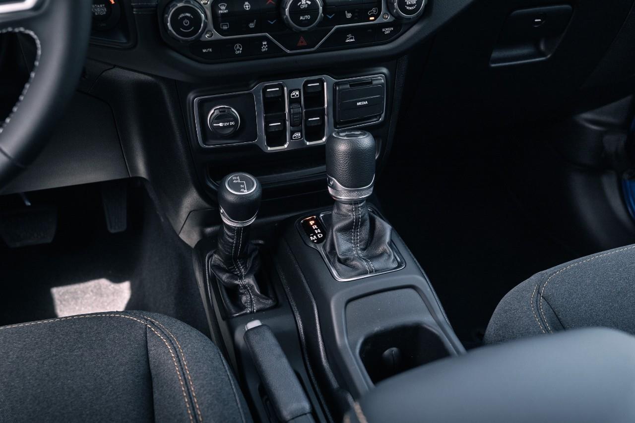 2025 Jeep Wrangler Sahara S564325