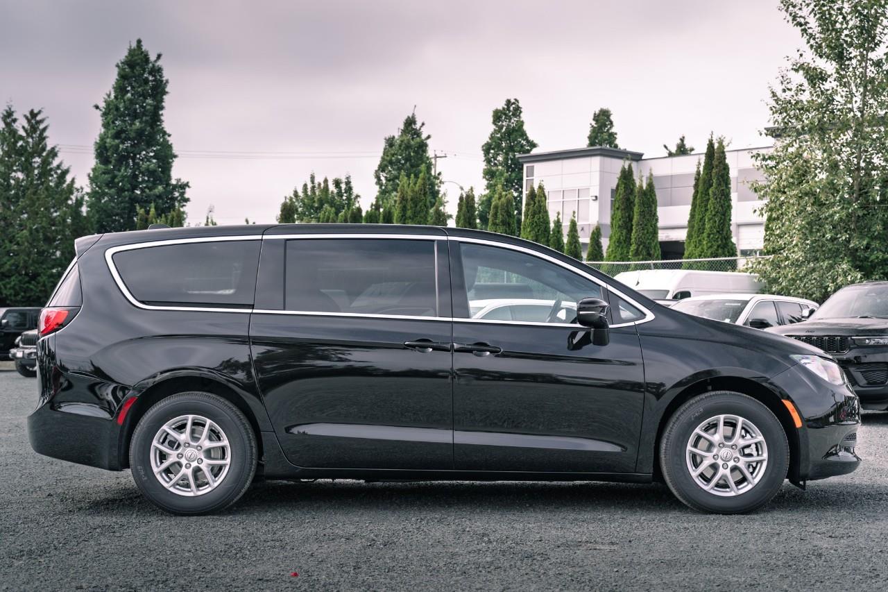 2026 Chrysler Pacifica Select T158117