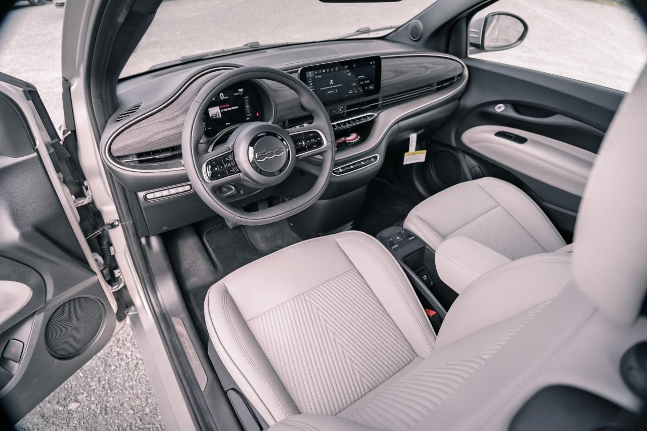 2025 Fiat 500e  S238658