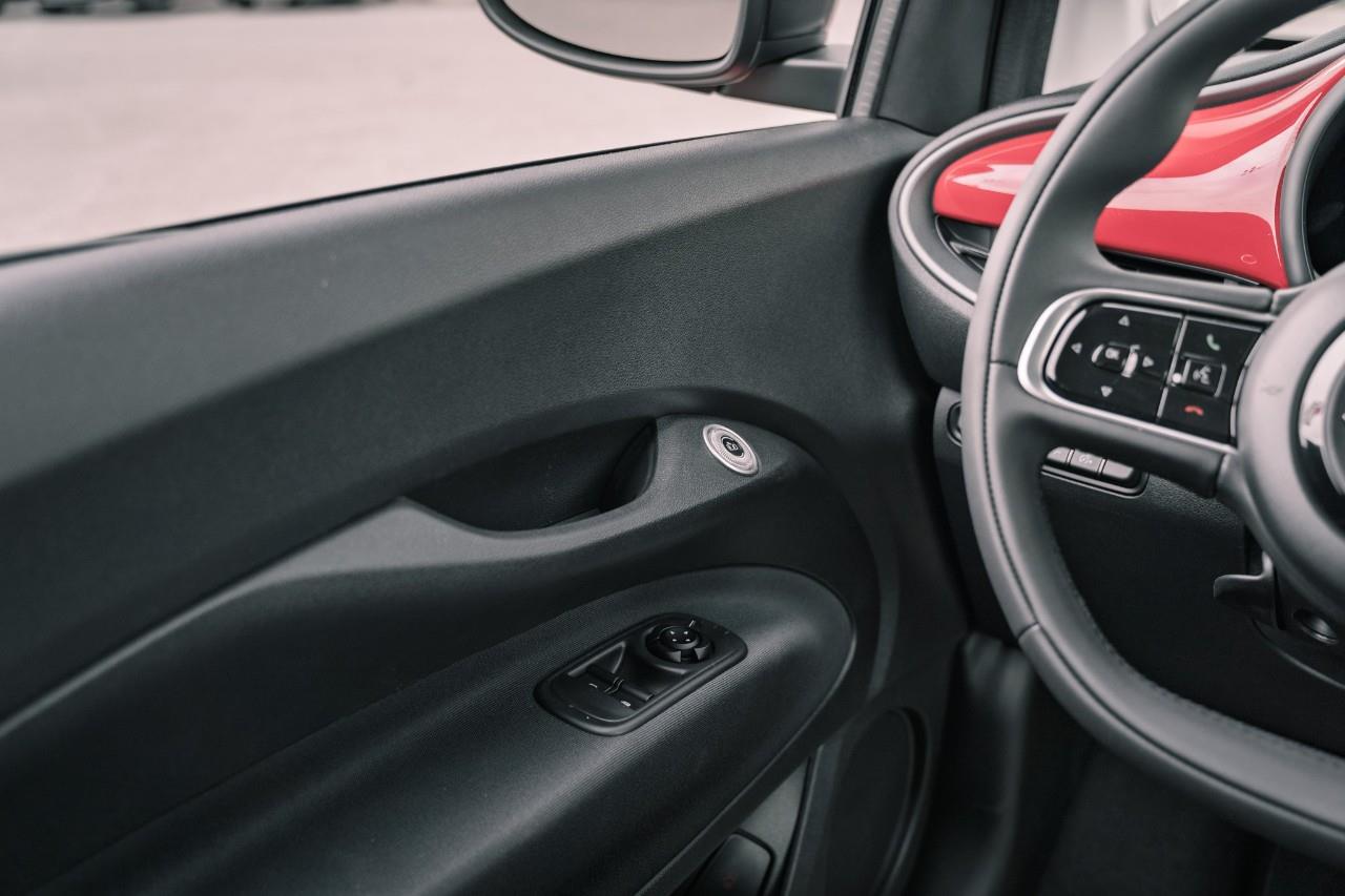 2025 Fiat 500e  S240098