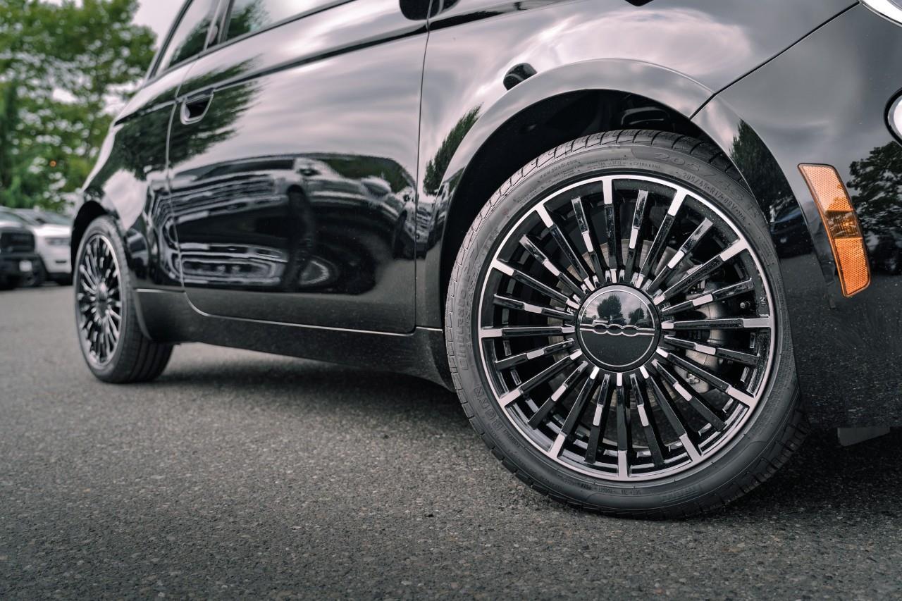 2025 Fiat 500e  S240233