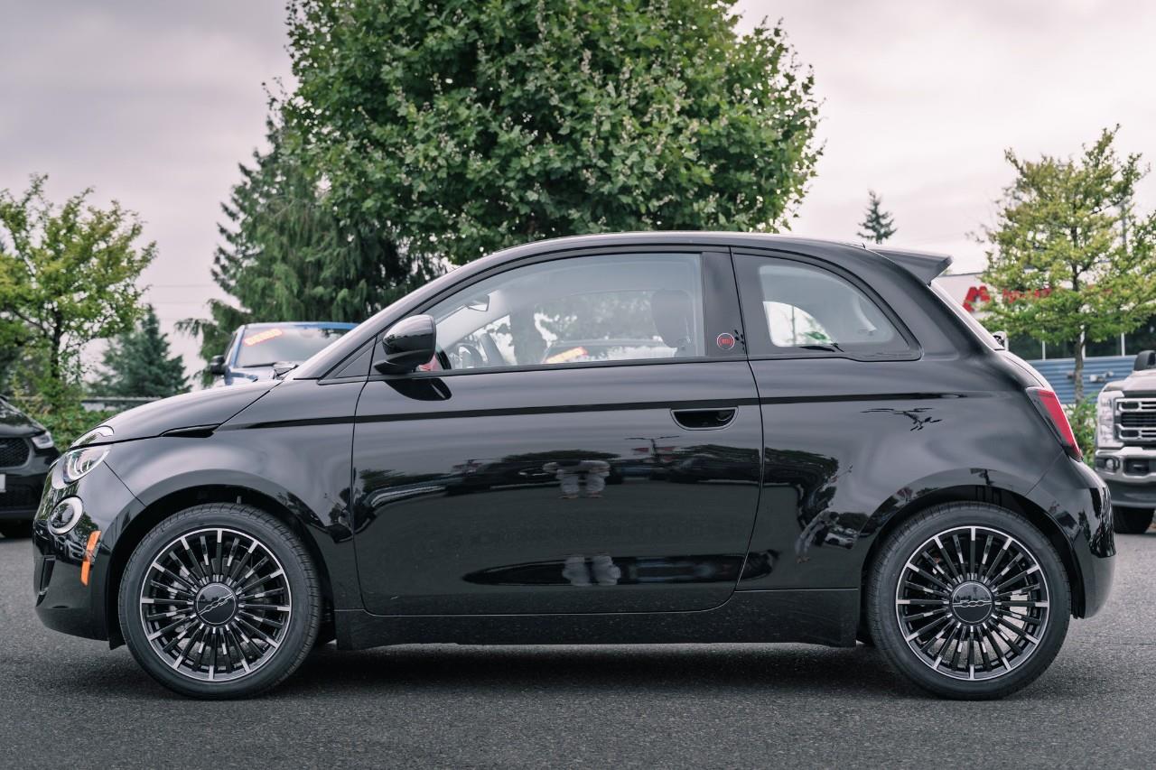 2025 Fiat 500e  S240233
