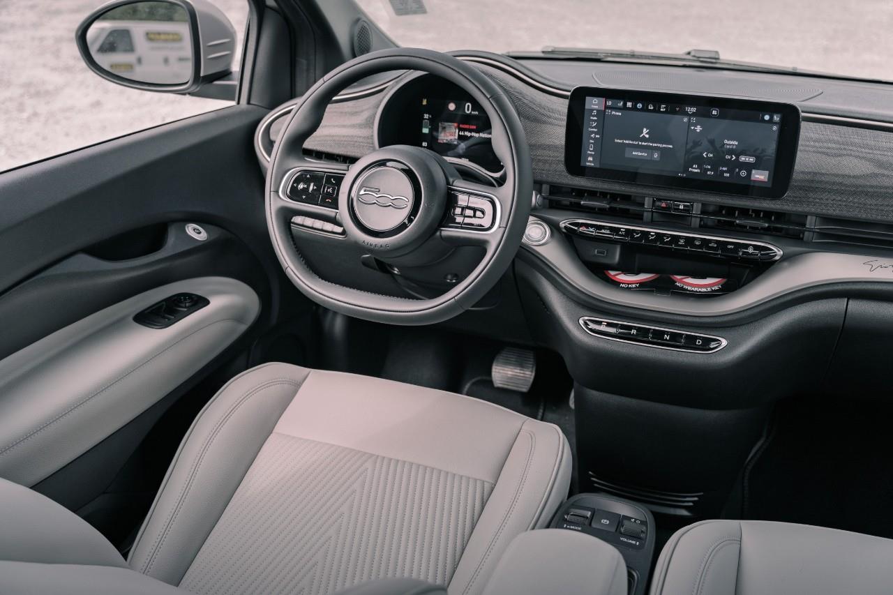 2025 Fiat 500e  S238658