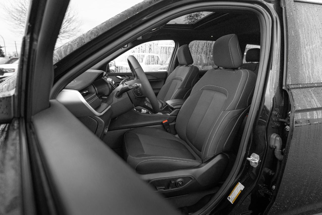 2024 Jeep Grand Cherokee Laredo LC2819