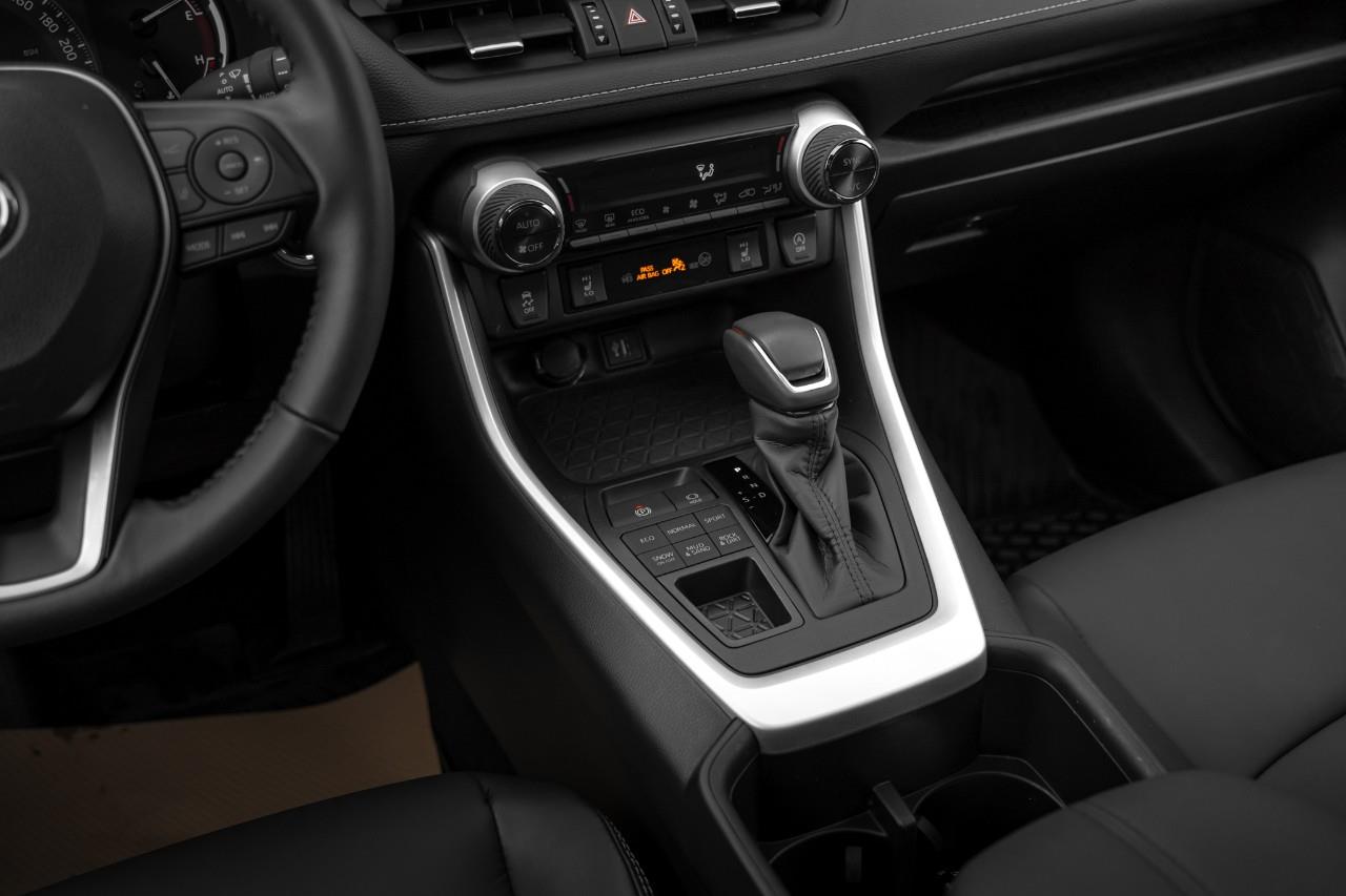 2025 Toyota RAV4 XLE LC2912