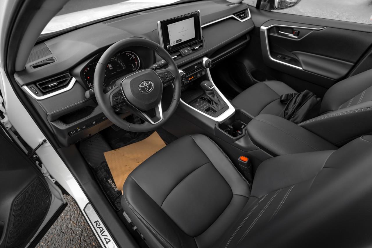 2025 Toyota RAV4 XLE LC2912