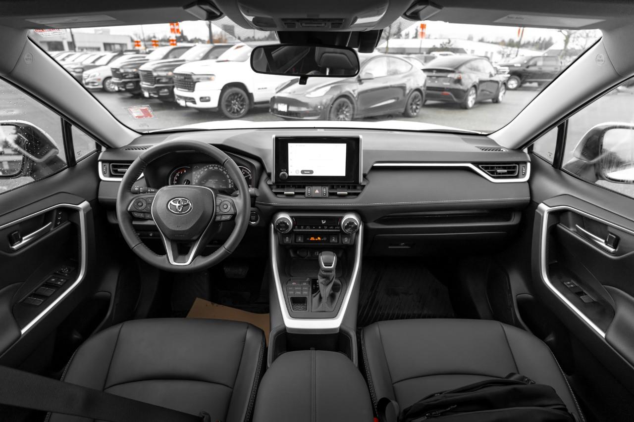 2025 Toyota RAV4 XLE LC2912