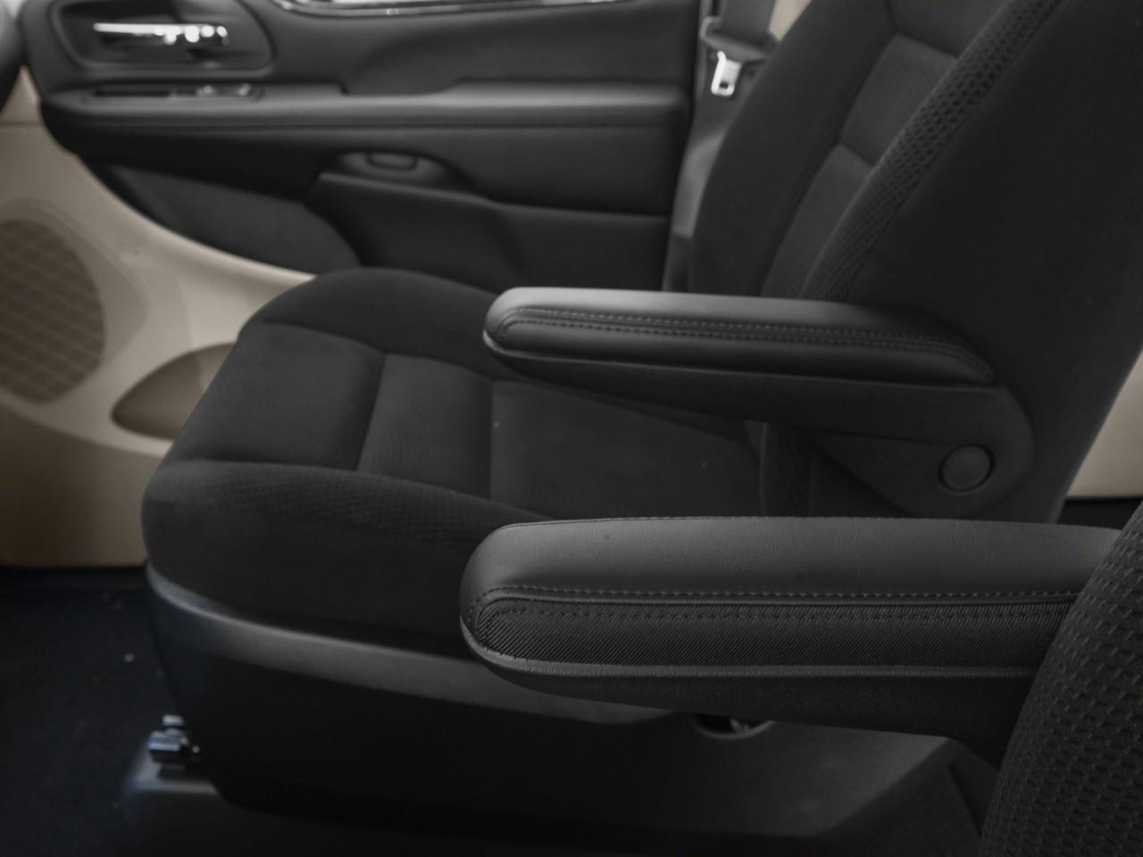 2016 Dodge Grand Caravan SE/SXT LC2893A