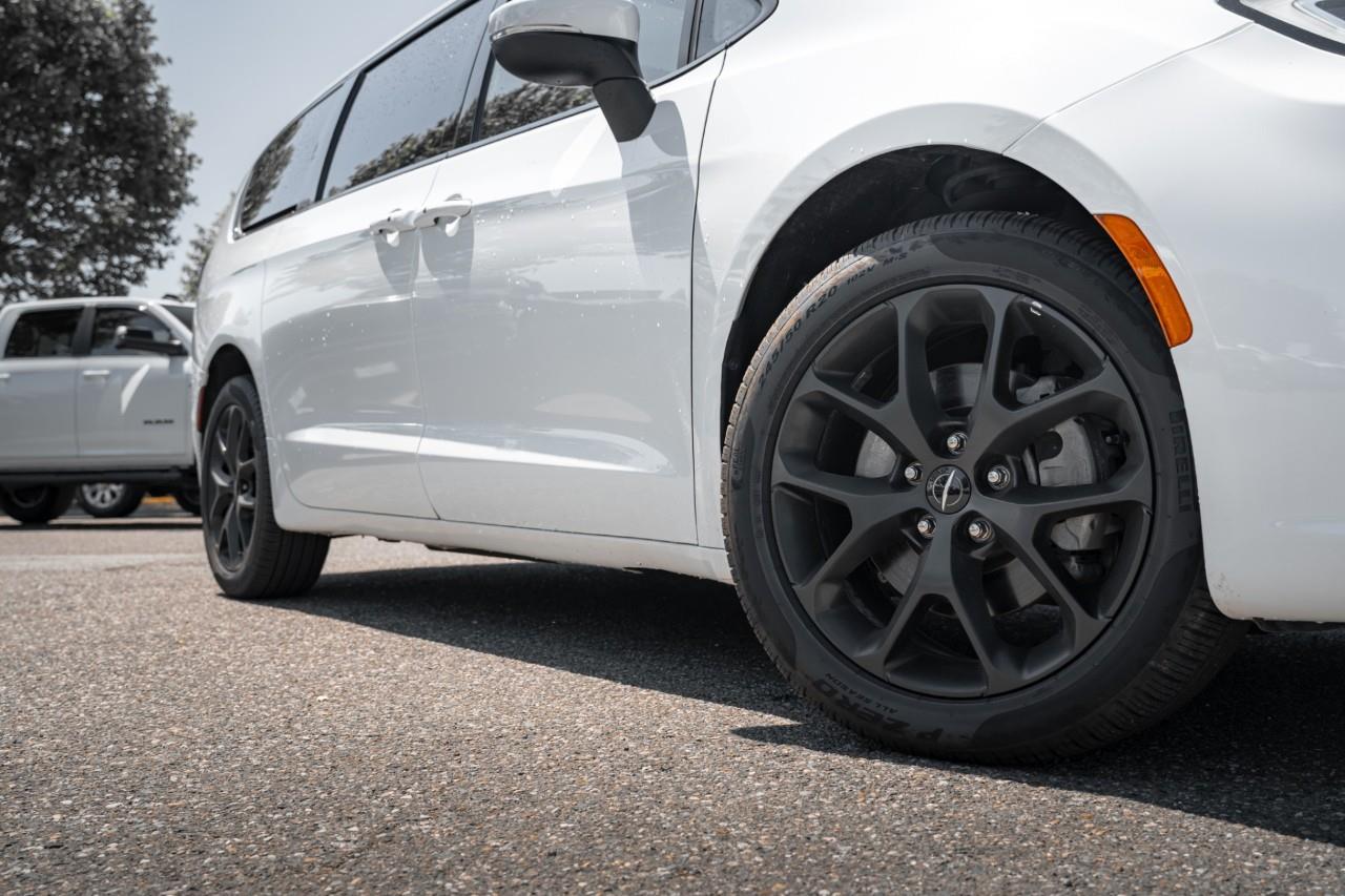 2023 Chrysler Pacifica Touring-L LC2989