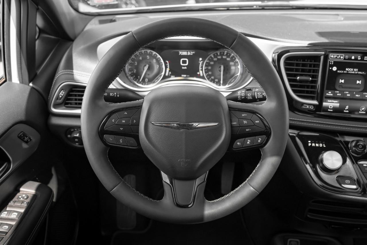 2023 Chrysler Pacifica Touring-L LC2989