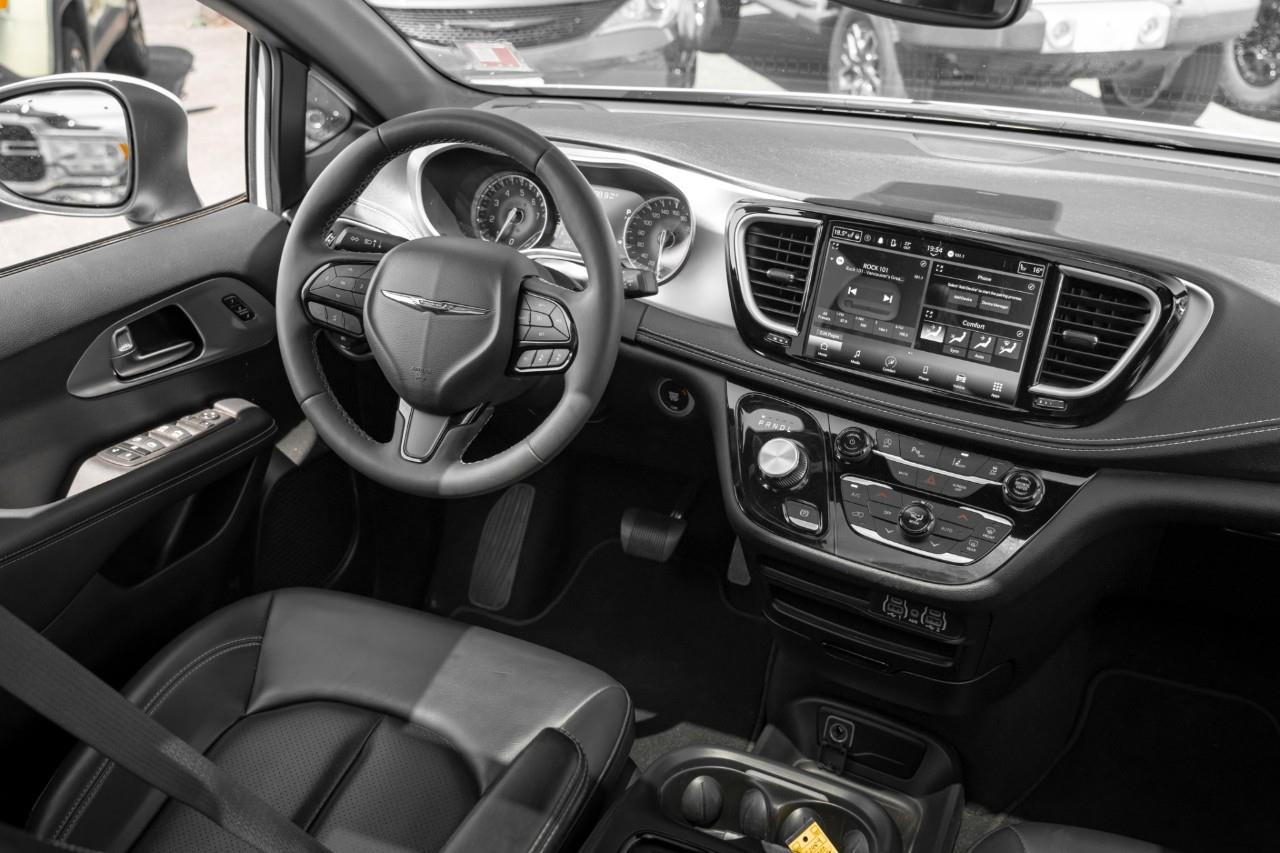 2023 Chrysler Pacifica Touring-L LC2989