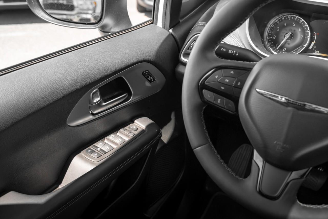 2023 Chrysler Pacifica Touring-L LC2989