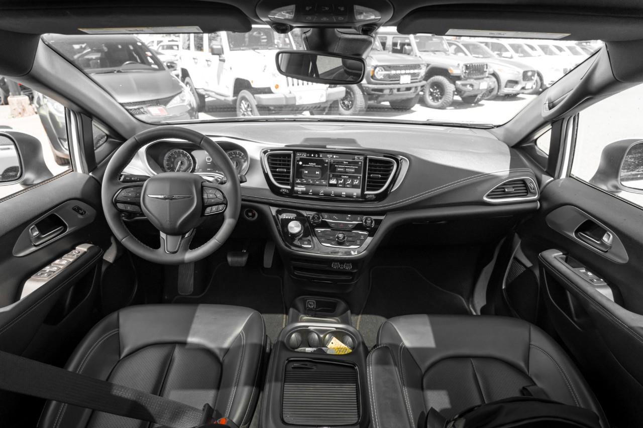 2023 Chrysler Pacifica Touring-L LC2989