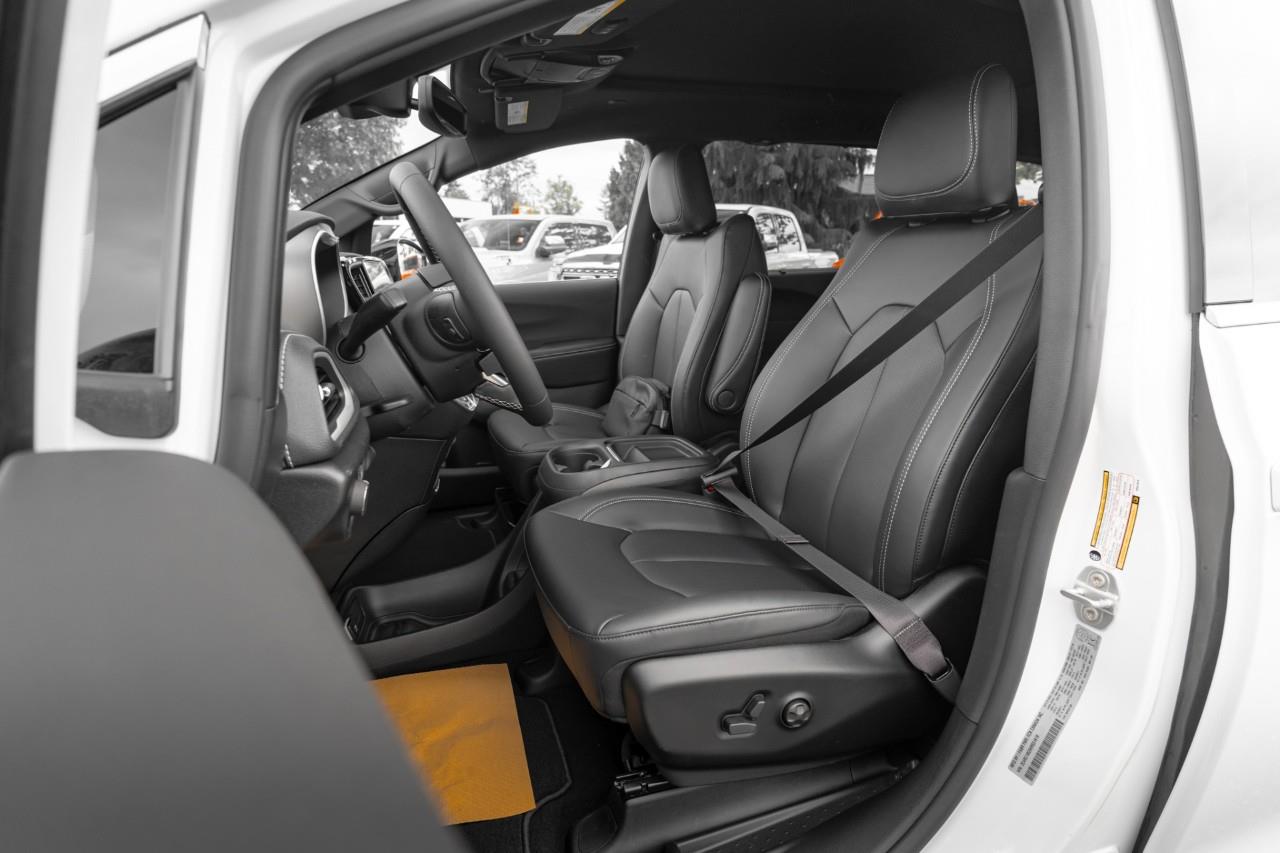 2027 Chrysler Pacifica Select V555393