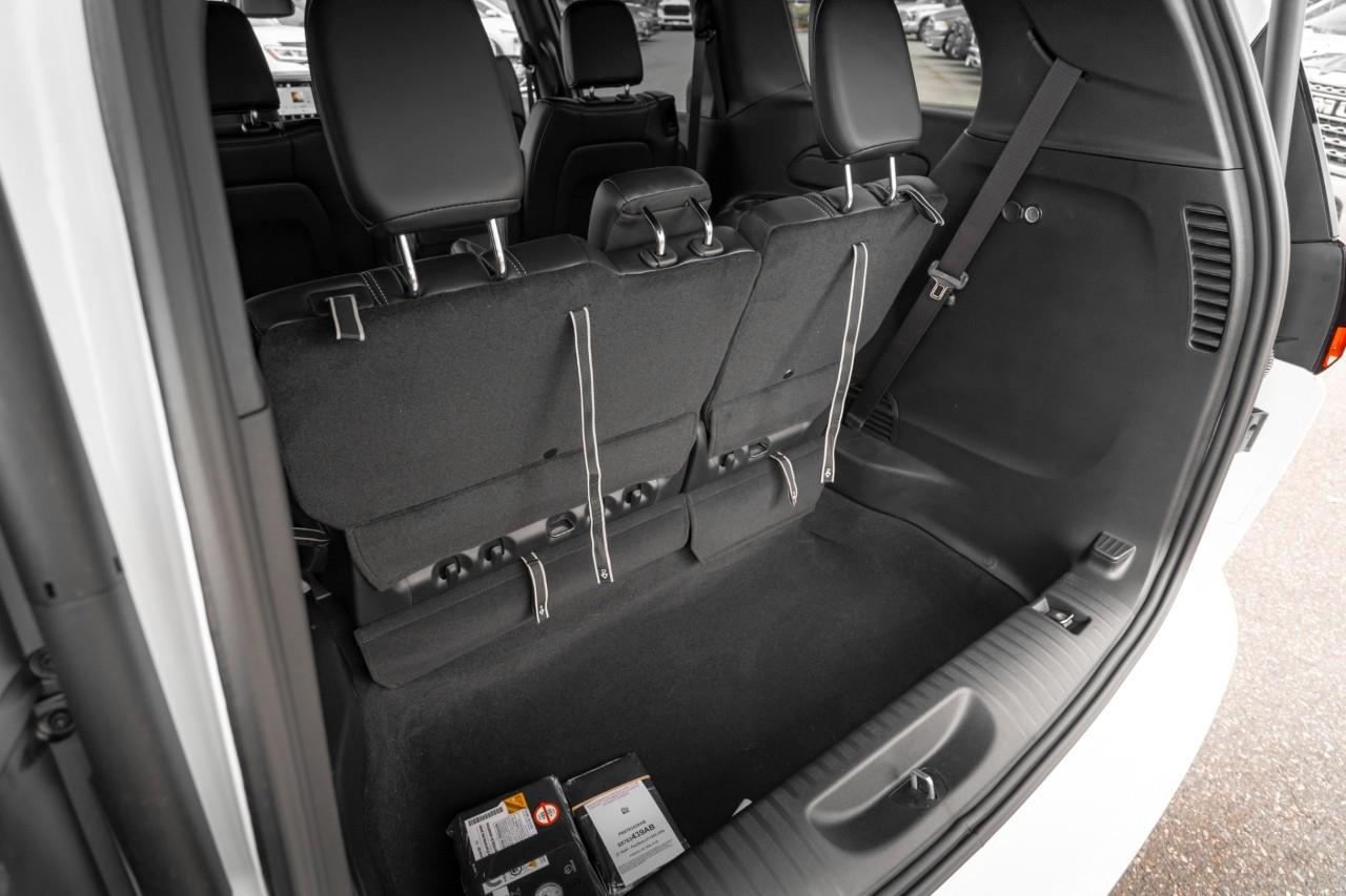 2027 Chrysler Pacifica Select V555393
