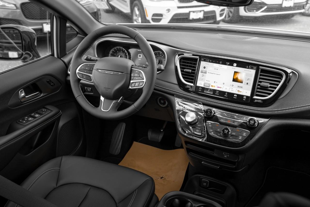 2027 Chrysler Pacifica Select V555393