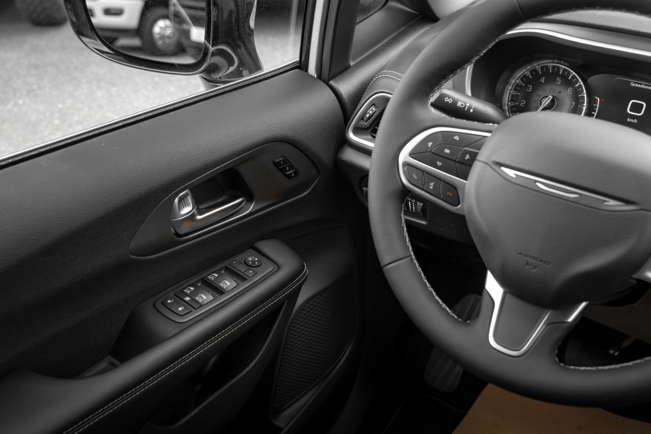2027 Chrysler Pacifica Select V555393