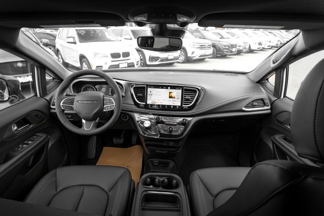 2027 Chrysler Pacifica Select V555393