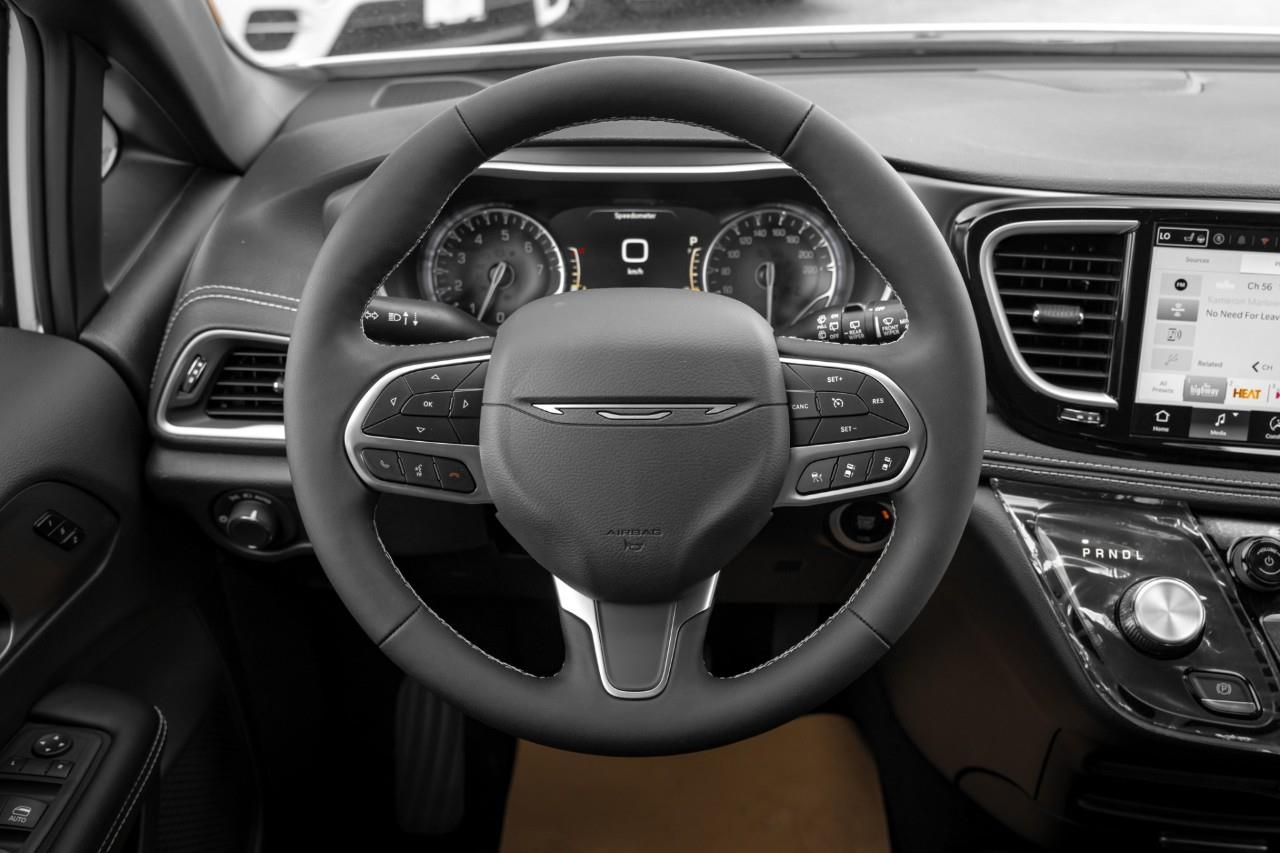 2027 Chrysler Pacifica Select V551619