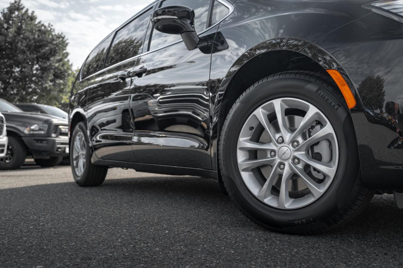 2027 Chrysler Pacifica Select V585044
