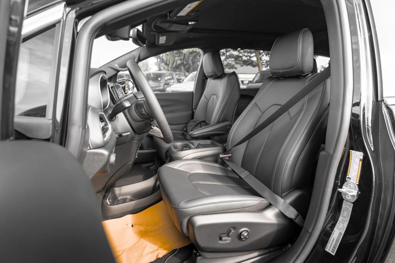 2027 Chrysler Pacifica Select V585044