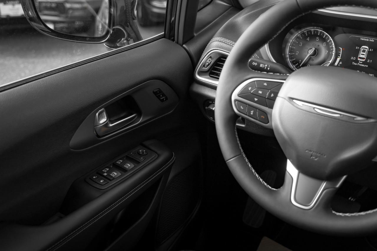 2027 Chrysler Pacifica Select V585044