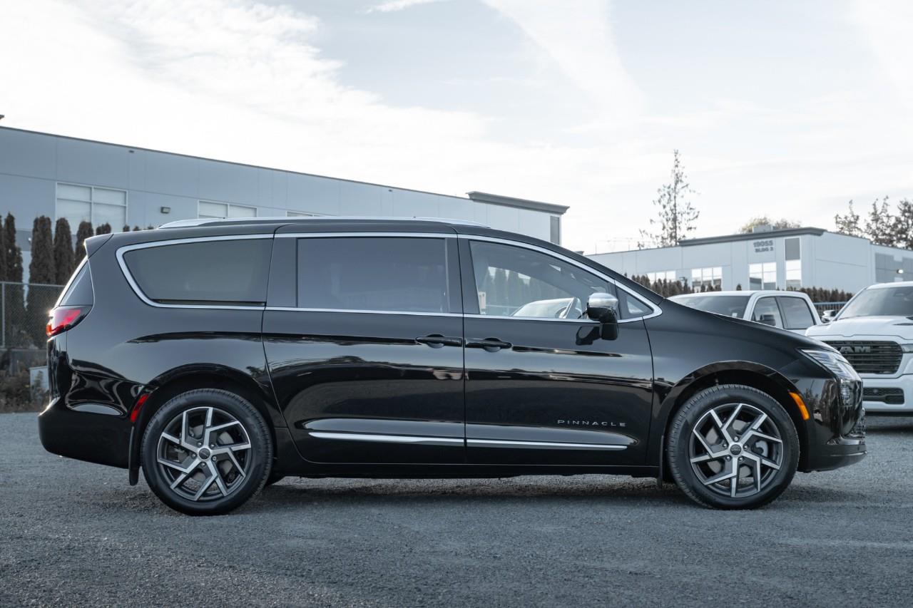 2027 Chrysler Pacifica Pinnacle V588852
