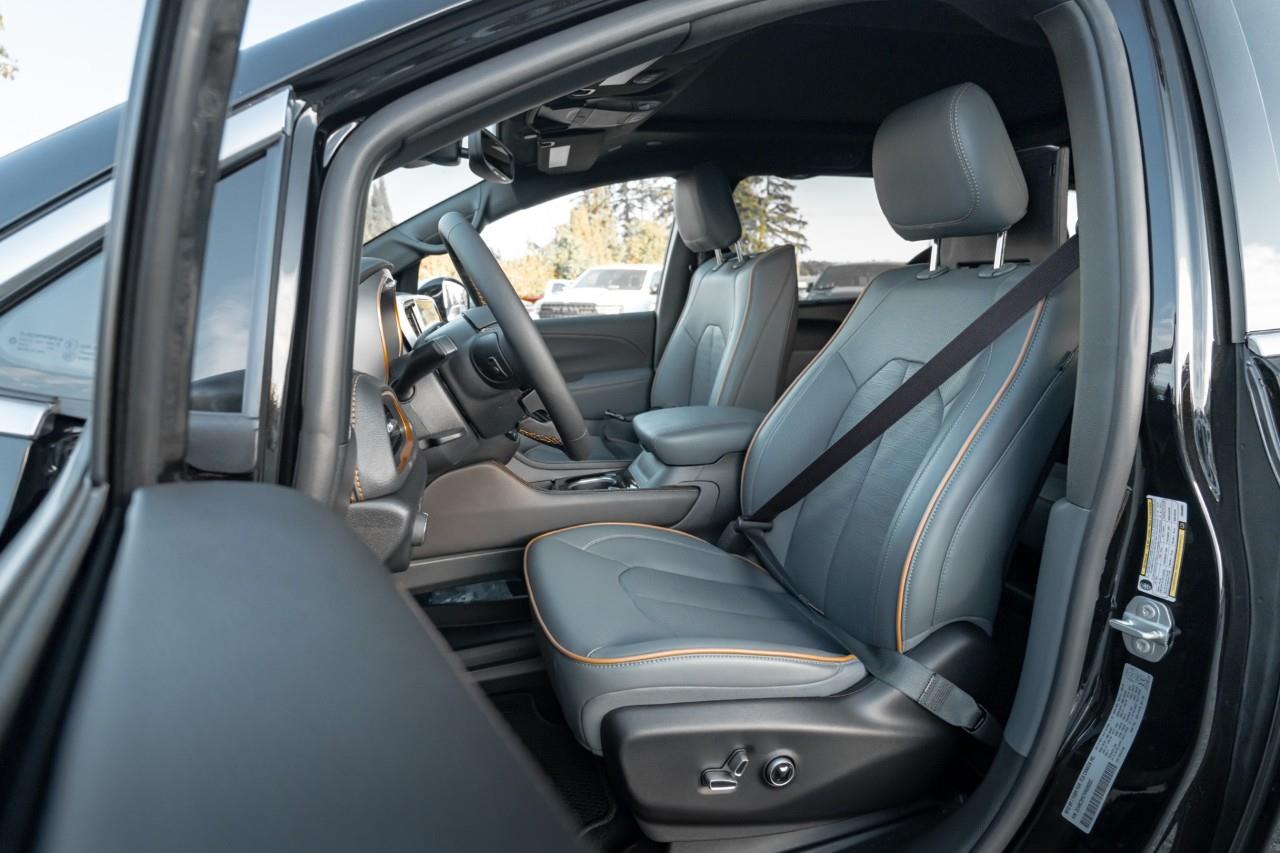 2027 Chrysler Pacifica Pinnacle V588852