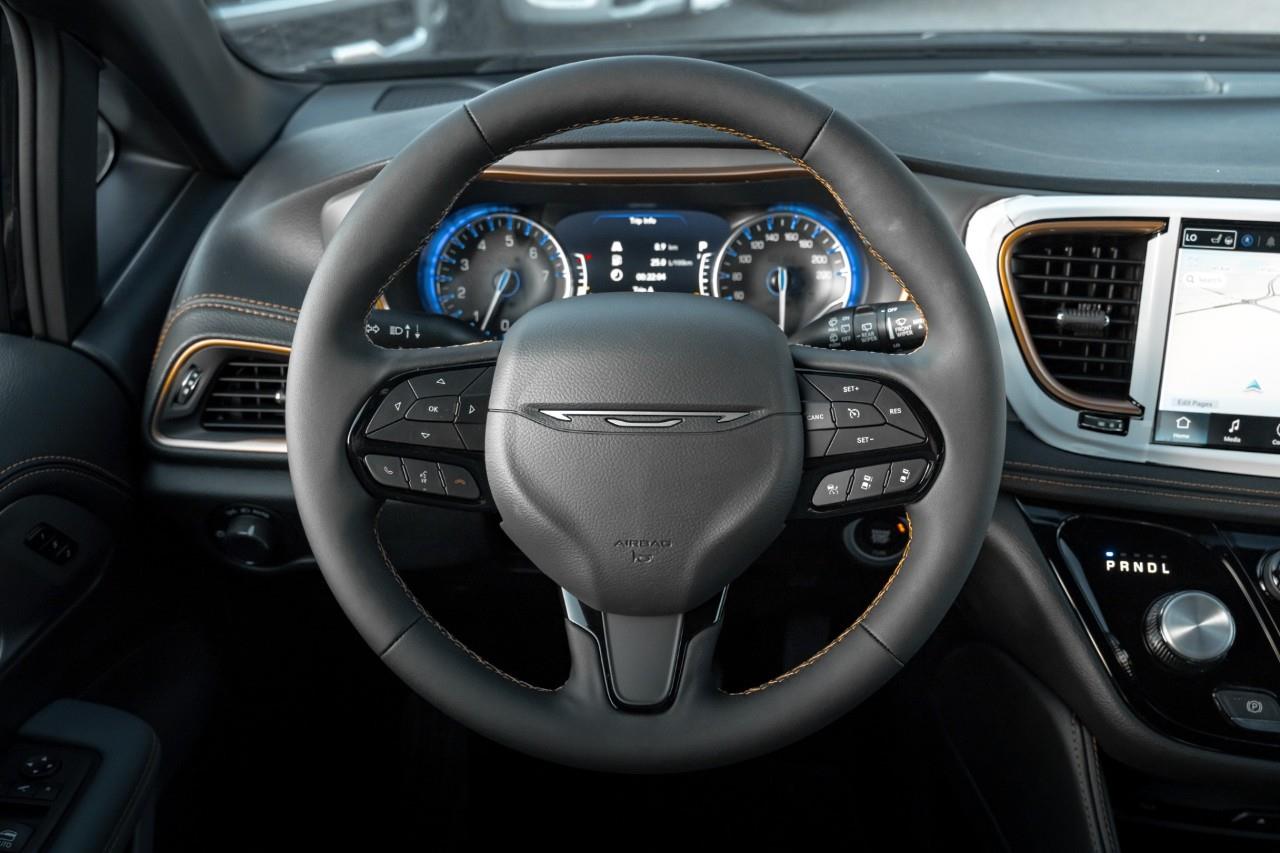 2027 Chrysler Pacifica Pinnacle V588852