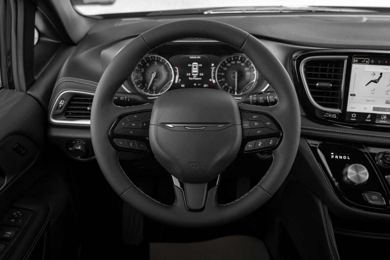 2027 Chrysler Pacifica Limited V604848