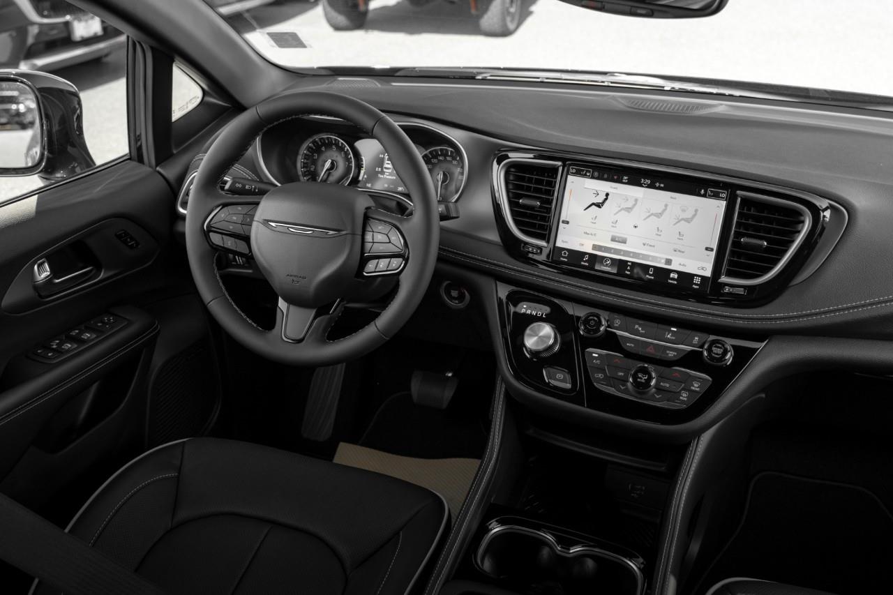 2027 Chrysler Pacifica Limited V604848