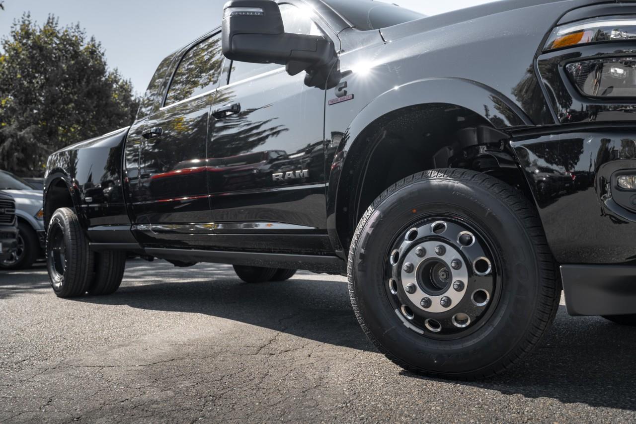 2027 RAM 3500 Limited V384801