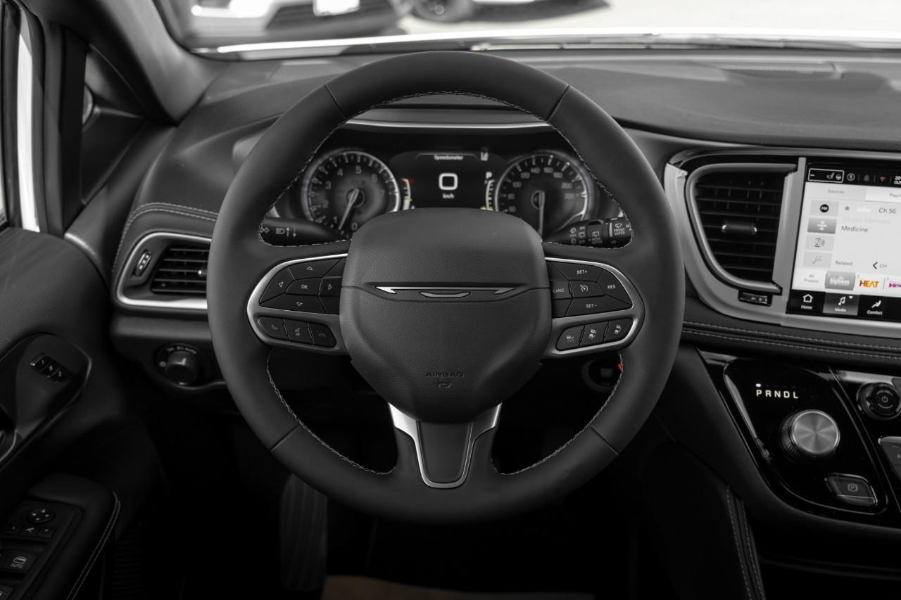 2027 Chrysler Pacifica Limited V604864