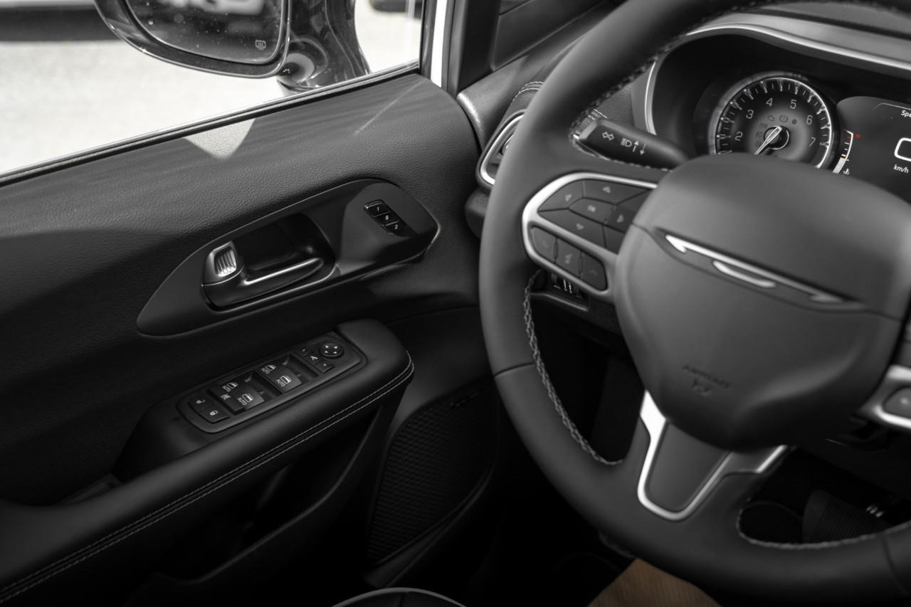 2027 Chrysler Pacifica Limited V604864